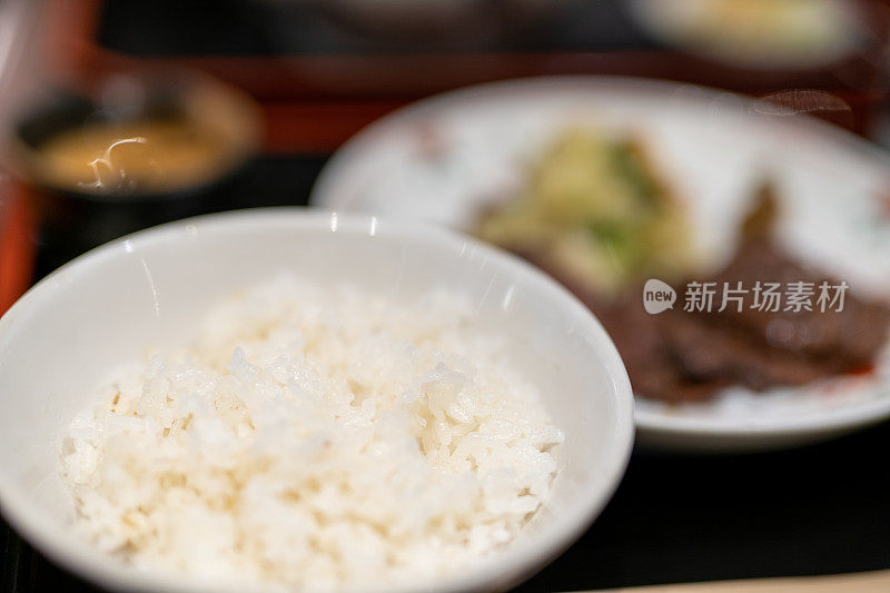 鸡舌/牛舌配木糖/大麦米午餐，日本食物